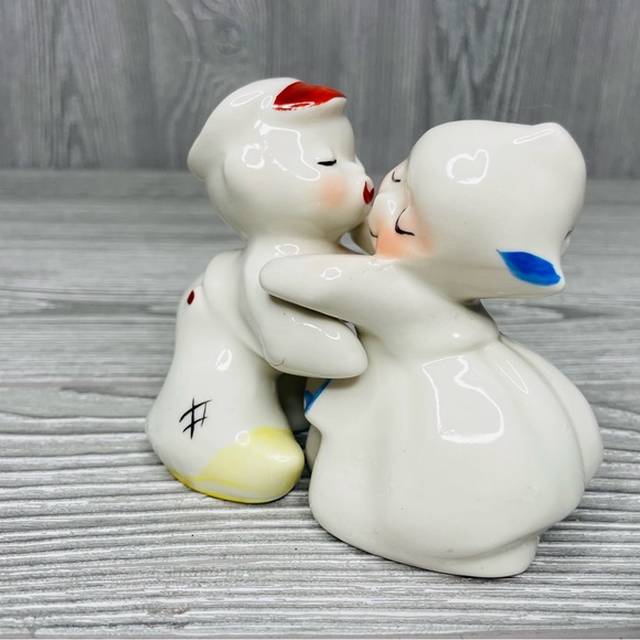 Vintage VanTellingen Dutch Boy and Girl Salt and Pepper Shakers, "Snuggle Hugs" - Picture 10 of 12